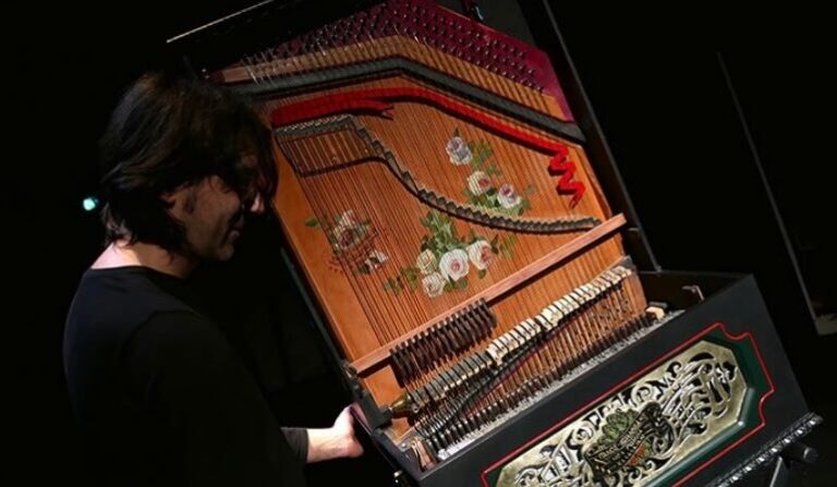 Στιγμιότυπο από την παράσταση «Rebetiko»