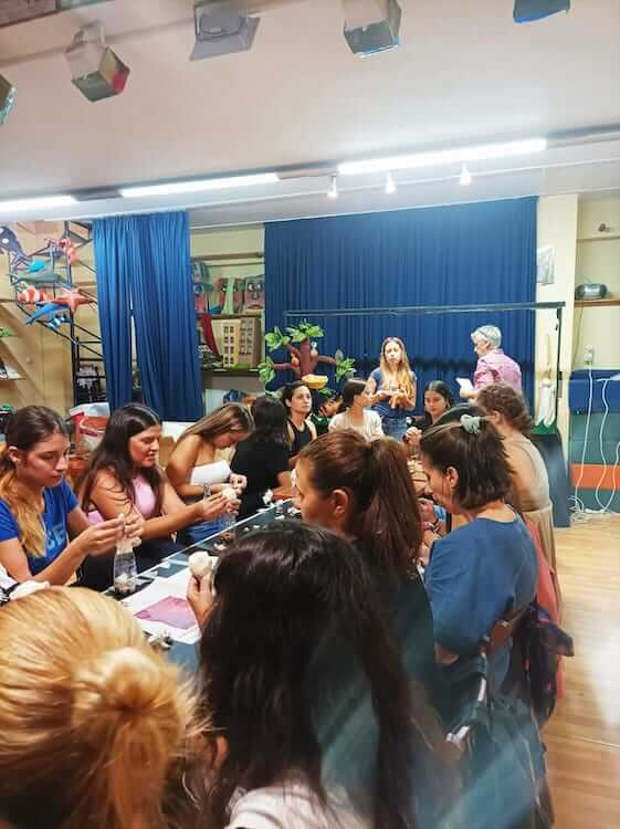 Εκπαιδευτικοί φτιάχνουν κούκλες μαράκες