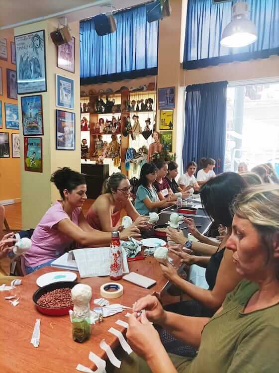 Εκπαιδευτικοί φτιάχνουν κούκλες μαράκες